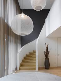 Lampen Fr Hohe Decken Staircase Contemporary With Transparente Vorhange Grosse Fensterfront Graue Bodenvas Lampen Treppenhaus Lampen Wohnzimmer Grosse Wohnzimmer