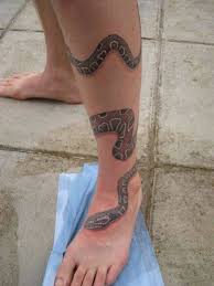 Les hommes font généralement ce tatouage sur les bras, les épaules, les jambes ou la poitrine. Tatouage Serpent Significations Et Modeles De Tattoos Tatouages Jambes Tatouage Tatouage Pied