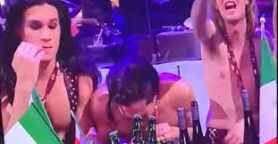 Le chanteur damiano david est toutefois accusé d'avoir pris de la drogue, ce qu'il nie. Images Polemiques En Direct A L Eurovision L Organisation Communique Le Chanteur Du Groupe Italien Va Se Soumettre A Un Depistage De Drogue Video