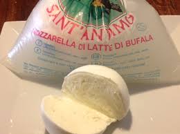 Si perde quella meravigliosa elasticità che ha quando è fresca, la pasta si sfilaccia e il gusto peggiora notevolmente. Bocconcini Di Mozzarella Di Latte Di Bufala Cod 1777