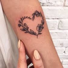 Reminds Me Of The Tattoo I Have I Put One Like This Around My Husband S Initials Tatowierungen Tattoo Ideen Mama Tattoo Ideen