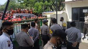 You are on page 1 of 3. Empat Pac Pemuda Pancasila Kota Semarang Minta Tergugat Tunjukkan Sk Asli Tribun Jateng