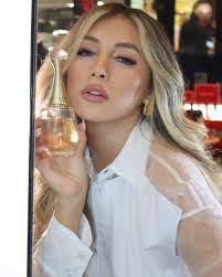 Confieso que mi mamá y yo usamos la misma ropa 🙊 así que cuando se compra  algo ella, es alegría para mi 😅 y cuando yo me compro algo, ella ya está