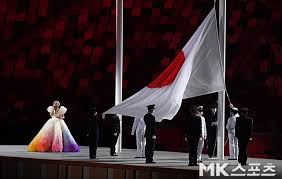 지방교육의원회가 입학식이나 졸업식에서 기미가요 제창을 지지하면서 이에 대해 거부하는 어느 학교장이 곤욕을 치르는 사태가 일어나기도 했다. 03z8jnlutty56m