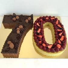Gâteau d'anniversaire en forme de chiffre ou de lettre décoré de fruits frais, fleurs, chocolat. Gateau En Forme De Chiffre Aix Marseille Patisserie Leroy