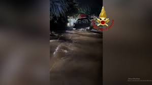 Strade come fiumi nel catanese, auto finite in mare. Famiglie evacuate nel  siracusano