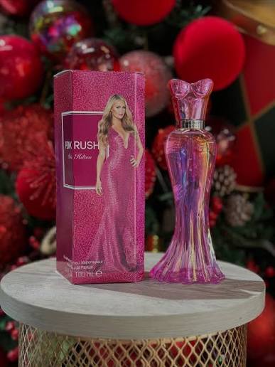 Haz que todos volteen a verte con Pink Rush! ✨💖 Inspirado en la energía y  el brillo de Paris Hilton, este perfume es para la mujer que no teme  destacar. Una mezcla
