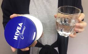 必見 ニベアに 混ぜるだけで 顔のシミがスッキリ 平子理沙が愛用リピートしてる 世界特許の白い粉 が凄すぎる ニベア 顔のシミ ニベア 青缶