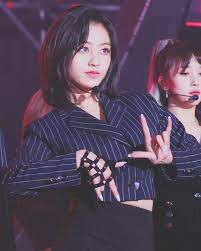 gambar mungkin berisi 2 orang orang duduk strip dan dekat twice jihyo kpop girls girls power