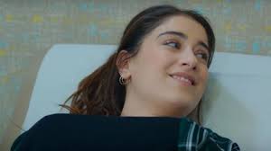 Fue transmitida desde el 2017 y su último capitulo se grabó en 2019. Nesrin Cavadzade Bizim Hikaye Dizisinde Ayrildi