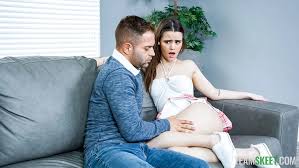 Nicky et sa femme n’ont pas fait l’amour depuis un moment, alors elle lui a  donné la permission de coucher avec la nounou