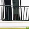 Selain itu, sisi pembatas tangga juga dapat dimanfaatkan sebagai rak pajang yang cantik. 1