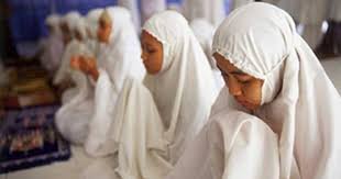 Bacaan niat sholat tarawih dan witir bisa dibedakan berdasarkan cara mengerjakannya, apa secara berjamaah atau sendirian. Solat Tarawih Sendirian Di Rumah Yang Ringkas Dan Mudah Untuk Ibu Ada Anak Kecil Pa Ma