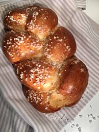 Susser Hefezopf Mit Hagelzucker Susser Hefezopf Susse Brotchen Lebensmittel Essen