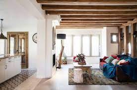 Choisir un luminaire pour un plafond cathédrale n'est jamais simple. Salons Avec Poutres Apparentes 20 Photos Pour S Inspirer Cote Maison