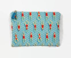 Trousse Pochette Plate En Tissu Coton A Fond Bleu Et Blanc Dessins Japonais Imprime De Nageuses A Maillot Maillot De Bain Rouge Tissu Coton Pochette