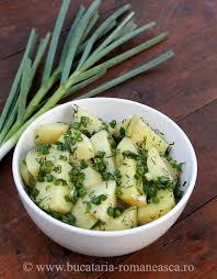 2 borcanele de ciuperci 2 cartofi mari(sau 4 mai mici) 2 oua (din care faci maioneza) 1 ceapa ulei marar jumatate de lamaie sare si. Salata De Cartofi Noi Cu Ceapa Verde Bucataria Romaneasca Ro