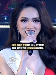 Hương Giang Đứng Lên Khán Đài 1 Mình Ấn Tượng