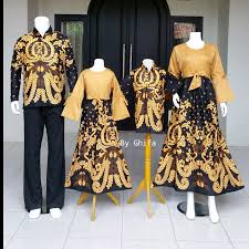 35 ide baju couple ayah ibu anak laki ide baju couple : 20 Ide Baju Batik Couple Ayah Ibu Dan Anak Laki Laki Trend Couple