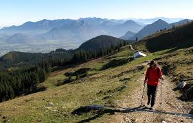 In flintsbach biegt man dann beim schild „gasthaus großer wirt rechts in den astenweg ein und fährt zum ausgeschilderten wanderparkplatz. Rampoldplatte Bergwanderung Brannenburg Tourentipp Com