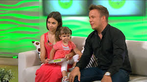 Az egykori megasztáros csalás és sikkasztás gyanújával jelenleg is börtönben van, eközben a rendőrség sorra hallgatja ki azokat, akiket megvádolt. Fekete David Eloszor Meglepodott A Gyerek Hiren