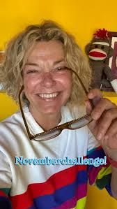 Heute eine kleine-große Ermutigung für all die, die autobiografisch  schreiben. Die sich fragen, ob sie das auch dürfen. Und was die anderen  darüber denken. Es steht dir zu. (Das Buch von Molly