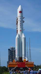 .fusée chinoise hors de contrôle est aussi grande qu'un immeuble de 5 étages (30m/ 22 tonnes). Le Booster De La Fusee Chinoise Retombe Sur Terre De Maniere Incontrolee