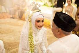 Gaun pengantin adat jawa modern. 5 Inspirasi Baju Pengantin Adat Jawa Hijab Modern Ini Sangat Cantik Dan Memesona Setuju