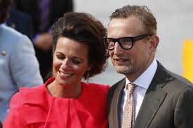 1) de panden zitten in een vennootschap: Prins Bernhard Jr Bezit 102 Huizen In Amsterdam