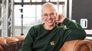 Im video spricht der „sing meinen song. Stefanie Heinzmann Darum Tragt Sie Wirklich Eine Glatze Intouch