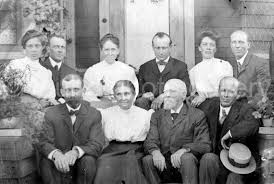 Black And White Family Photos Old Vintage Photo Black White Family Portrait Group Portrait Outdoor Photo 133215 Ph 6 106 Vintage Photos Black White Photos Large Family Photos