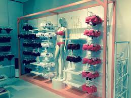 Parete Con Appendini Realizzata Per Tezenis Arredamento Arredonegozi Wall With Hangers Made For Tezenis Furniture St Arredamento Parete Legno Cemento