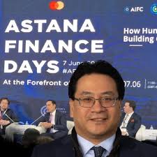 her sier Glenn Agung Hole det som burde vært et mantra i norsk politikk og  samfunn. Vi er på feile veier og går oss bort som samfunn og individer