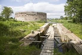 De nieuwe hollandse waterlinie (nhw) is een belangrijke verdedigingslinie uit de nederlandse geschiedenis. Yn8dnbsqyge5zm