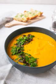 Einfache Kurbissuppe Mit Knoblauch Parmesan Brot Schnelle Einfache Rezepte Rezept In 2020 Kurbissuppe Rezepte Gesund Kochen Rezepte