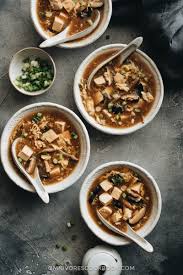 It's an alluring mix of pliant mushrooms, springy cubes. Authentic Hot And Sour Soup é…¸è¾£æ±¤ Omnivore S Cookbook
