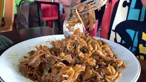 Mie godog yang berarti mie rebus ini banyak sekali dijajakan di pinggir jalan saat malam hari. Kwetiau Bawah Pohon Yang Viral Dengan Daging Dikubur Hobby Makan
