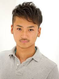 アシンメトリー 通称アシメ その名の通り 左右非対称な髪型を意味しますがアシメと一言で言っても様々です 前髪やサイドの長さ カタチを変えるわけですがバリエーションは無限です アシメの中でもカッコいい髪型を厳選してご紹介していきます 髪型 メンズ