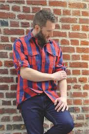 Comme la barbe et autre type de pilosité faciale, elle accentue le style personnel tout en valorisant le visage de l'homme. De La Mode Gay