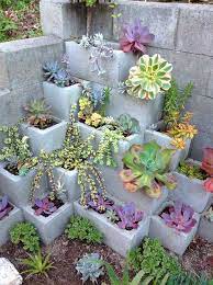 A block wall doesn't need to be just straight and flat because these blocks are very versatile. 20 Cool Ways To Use Cinder Blocks In The Garden Decor Home Ideas