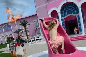 Über facebook sollen proteste organisiert werden. Skandalchen In Rosa Proteste Garnieren Die Barbiehaus Eroffnung Panorama Stuttgarter Nachrichten