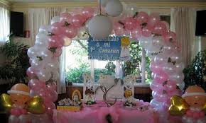 Los globos son uno de los utensilios básicos y mas tradicionales para la decoración, se pueden crear con ellos , desde unos arreglos florales para bautizo la manera mas sencilla de como adornar con globos, es amarrarlos unos con otros hasta lograr una figura celestial, un bosquejo de cruz o un gran. 10 Arreglos De Globos Para Bautizo Decoracion Para Fiestas