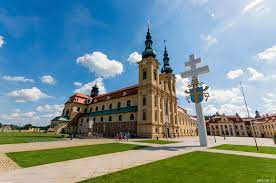 Velehrad s 1400 stálými obyvateli je významným duchovním centrem, místem častých církevních poutí, shromáždění a cyrilometodějských oslav. Bazilika Nanebevzeti Panny Marie A Sv Cyrila A Metodeje Velehrad Hbdelta Cz