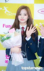 Twice Tzuyu 190212 Hanlim Multi Art School Graduation Ceremony With Chaeyoung Sellos Discograficos Cantantes Bailarinas
