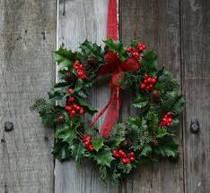 Couronne Noel Diy Houx Branches Pin Pommes Pin Ruban Rouge Couronne De Noel Diy Christmas Wreath Craft Christmas Wreaths Christmas Crafts
