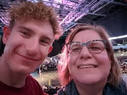 Who can help distribute donated books in St. Thomas ON?