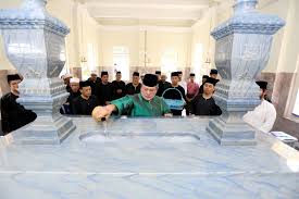Bonda sultan johor, enche' besar khalsom abdullah mangkat di london, pada jumaat, pada usia 83 tahun. Berita Harian Na Twitteru Sultan Ibrahim Sultan Iskandar Menabur Bunga Mawar Sambil Diperhatikan Menteri Besar Johor Datuk Osman Sapian Kiri Ketika Menziarahi Makam Bonda Baginda Almarhumah Enche Besar Hajah Khalsom Abdullah Dan