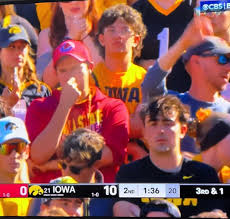 This is my favorite 🤣 #iowavsiowastate #iowahawkeyes #fyp  #middlefingersalute