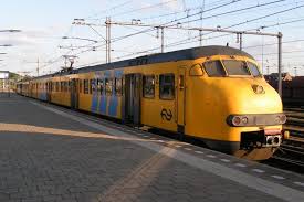 Tegenwoordig is het een naamloos vennootschap (nv), waarvan de regering de enige aandeelhouder is. Plan V Der Ns Nederlandse Spoorwegen Am 16 05 2004 In Venlo Hauptbahnhof Bahnbilder De