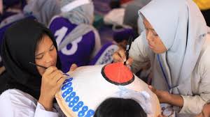 Caping bermotif karya siswa di lapak. Teladani Pengorbanan Petani Temon Seratusan Pelajar Lukis Caping Di Bandara Yia Tribun Jogja